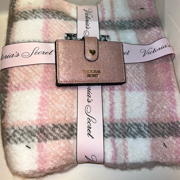 ❌SOLD❌ Victoria’s Secret BUNDLE - accordion card holder & Blush pink gray scarf - Picture 7 of 16